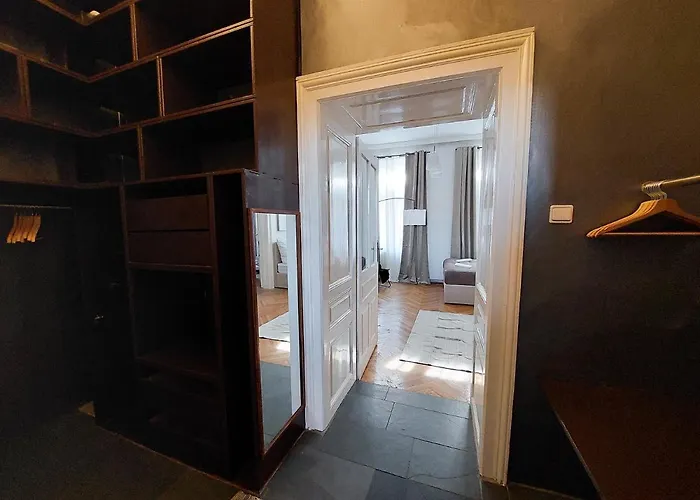 Hidden Garden - Spacious Modern - 1 Min To Shuttle *