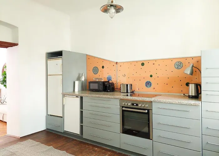Hidden Garden - Spacious Modern - 1 Min To Shuttle