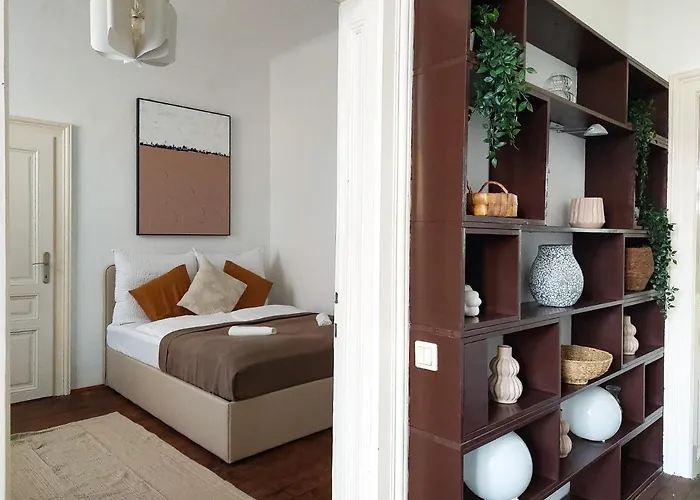 Hidden Garden - Spacious Modern - 1 Min To Shuttle
