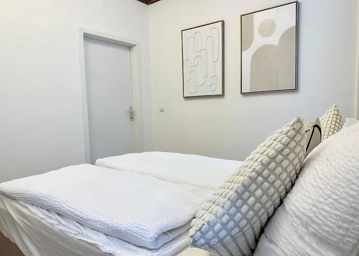 Hidden Garden - Spacious Modern - 1 Min To Shuttle *